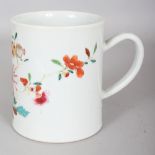 A GOOD QUALITY CHINESE YONGZHENG/QIANLONG PERIOD FAMILLE ROSE PORCELAIN TANKARD, painted with