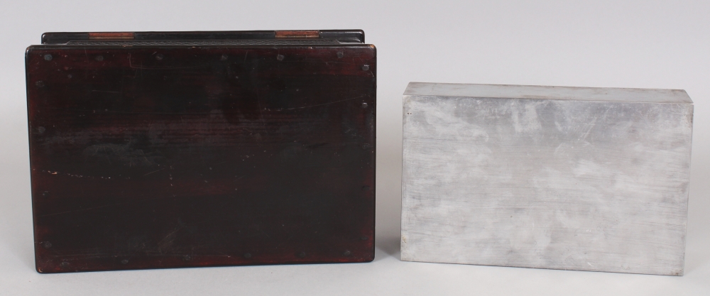 A GOOD QUALITY 19TH CENTURY CHINESE WOOD & PEWTER CASKET TEA CADDY, the hinged wood cover finely - Image 9 of 9