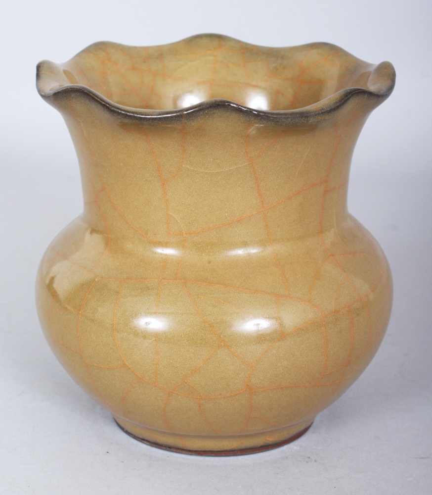 AN UNUSUAL CHINESE GUAN GLAZED ZHADOU CRACKLEGLAZE PORCELAIN VASE, with a frilled-edge neck, 4.8in - Image 2 of 5