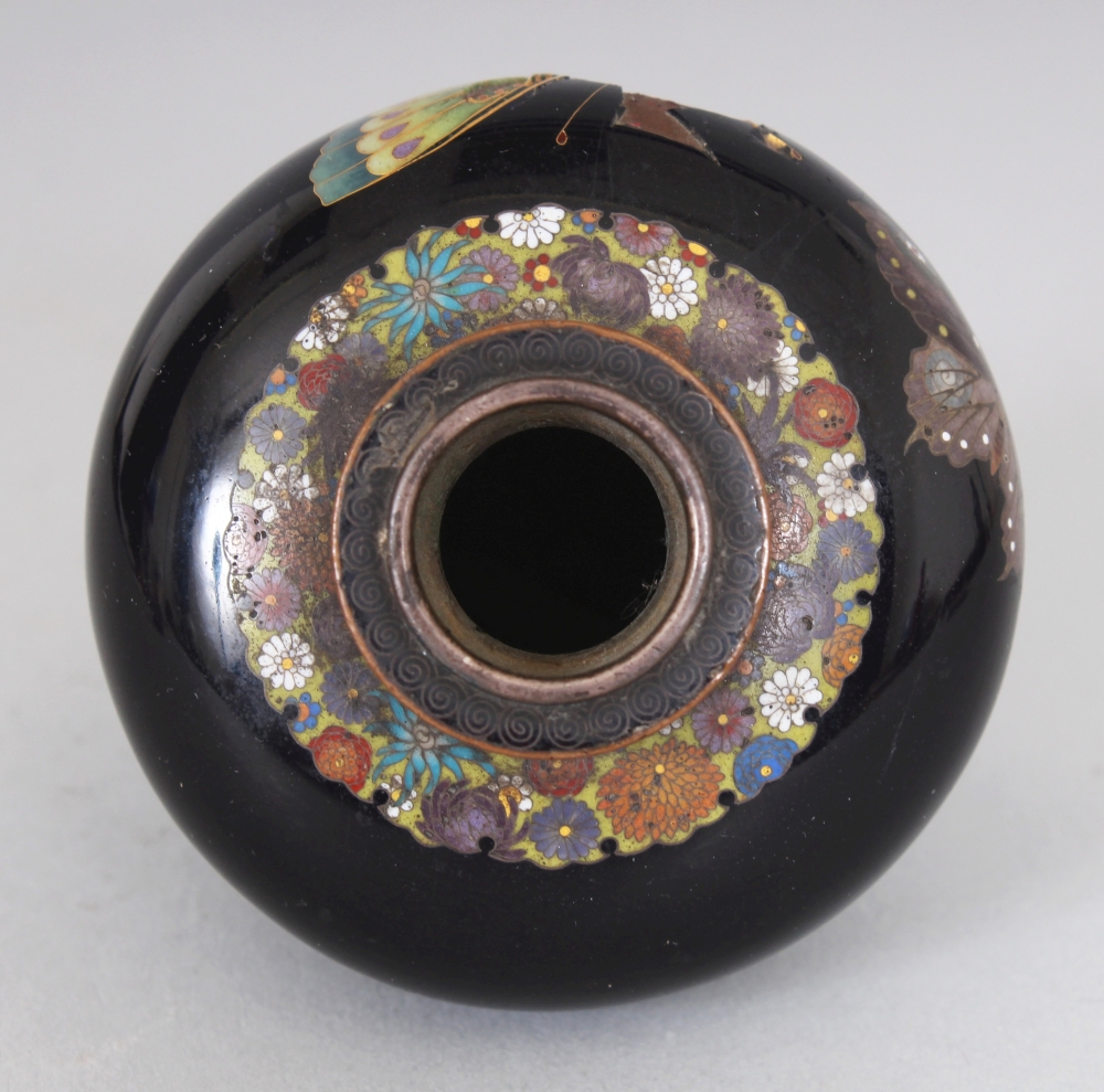 A SMALL FINE QUALITY JAPANESE MEIJI PERIOD CLOISONNE BUTTERFLY VASE BY INABA NANAHO, well - Image 6 of 8