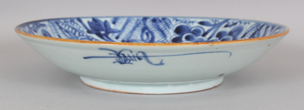 AN 18TH/19TH CENTURY CHINESE BLUE & WHITE PORCELAIN SAUCER DISH, the interior painted with - Image 3 of 6