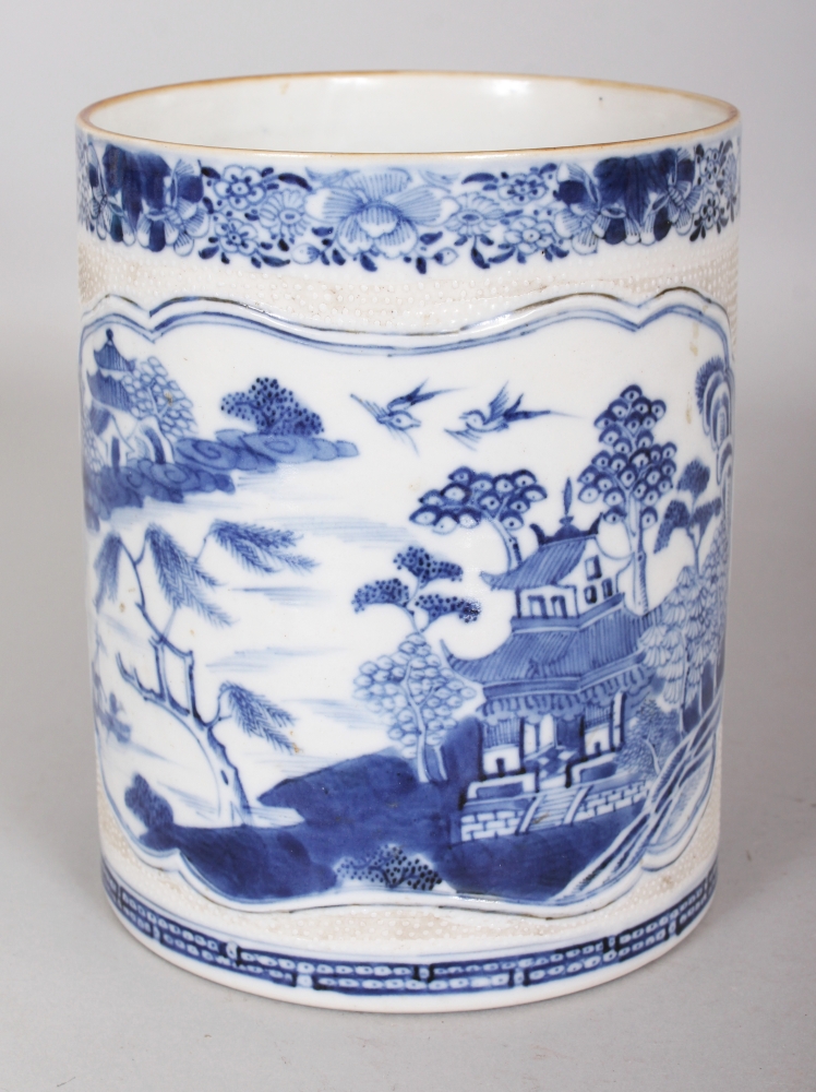 A GOOD 18TH CENTURY CHINESE QIANLONG PERIOD BLUE & WHITE CHICKEN SKIN GROUND PORCELAIN TANKARD, of - Image 2 of 8