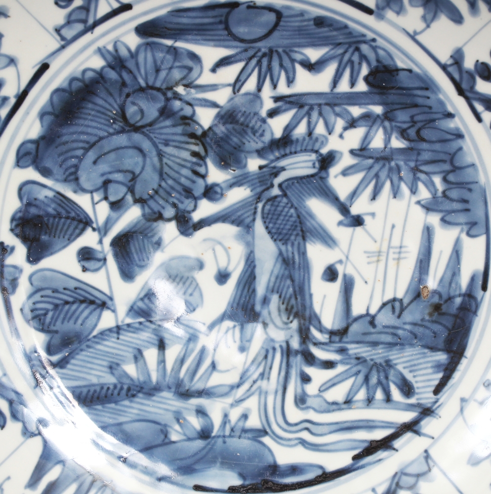 A GOOD 16TH/17TH CENTURY SWATOW BLUE & WHITE PORCELAIN DISH, painted to its centre with a phoenix in - Image 3 of 6