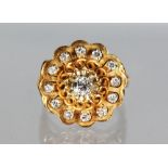 A GOOD 18CT GOLD AND DIAMOND SET DRESS RING.