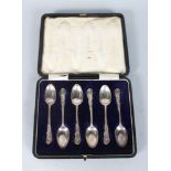 A SET OF SIX VICTORIAN TEA SPOONS, in a fitted case. London 1900.