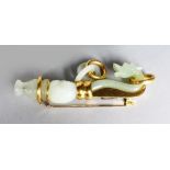 A VERY GOOD 18CT GOLD MOUNTED CARVED JADE PIN.