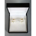 A GOOD PAIR OF GOLD PEARL EARRINGS.