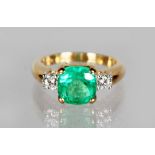 AN 18CT YELLOW GOLD THREE STONE COLOMBIAN EMERALD AND DIAMOND RING of 3.2CTS.