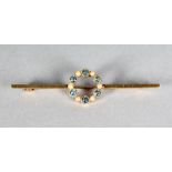 A 15CT GOLD AQUAMARINE BAR BROOCH.`