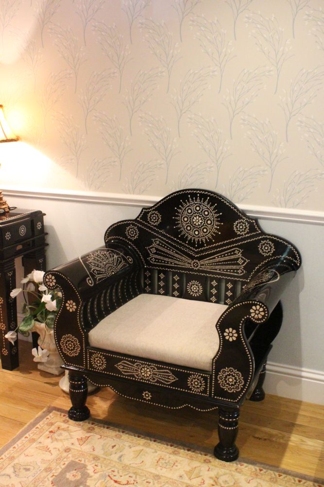AN EASTERN LACQUER THRONE STYLE CHAIR, with mother-of-pearl inlaid decoration. 3ft 4ins wide x 3ft - Image 2 of 5