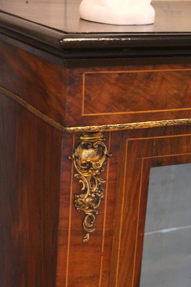 A VICTORIAN WALNUT AND MARQUETRY INLAID PIER CABINET, with a single glazed door on a plinth base - Image 3 of 4