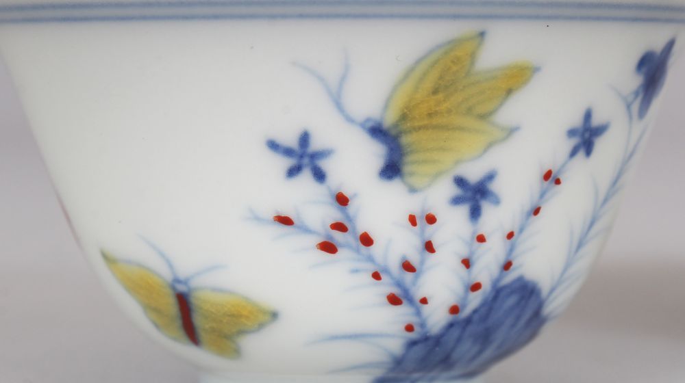 A PAIR OF MING STYLE DOUCAI PORCELAIN CUPS, decorated with butterflies, ferns and rockwork, each - Image 5 of 7