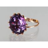 A LARGE GOLD ALEXANDRITE RING.