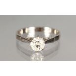 A 15CT WHITE GOLD AND DIAMOND SOLITAIRE RING.