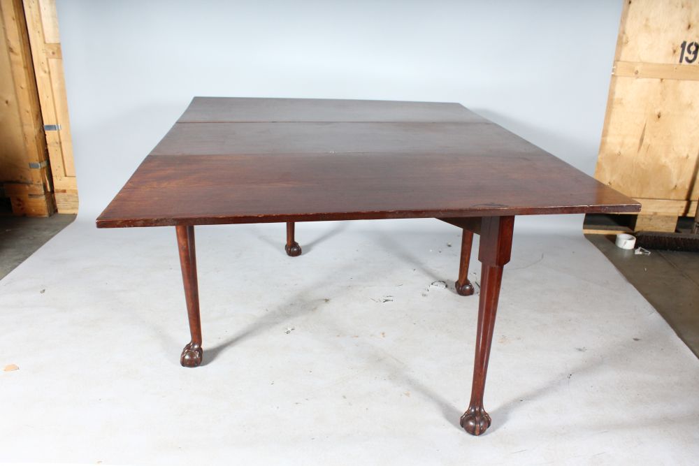 A GEORGE III MAHOGANY DROP FLAP GATE-LEG DINING TABLE, supported on claw and ball feet. 5ft long - Image 2 of 2