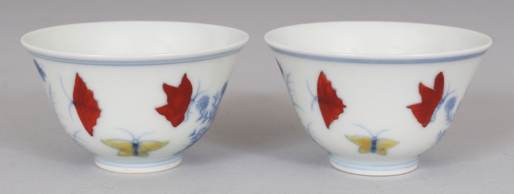 A PAIR OF MING STYLE DOUCAI PORCELAIN CUPS, decorated with butterflies, ferns and rockwork, each - Image 4 of 7