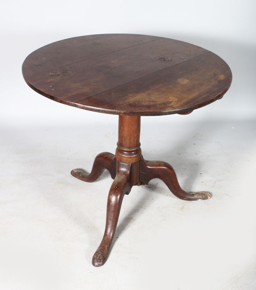 A GEORGIAN MAHOGANY CIRCULAR TILT TOP TRIPOD TABLE. 2ft 8ins diameter.