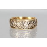 A 15CT GOLD AND DIAMOND RING.