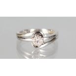 AN 18CT WHITE GOLD DIAMOND RING.