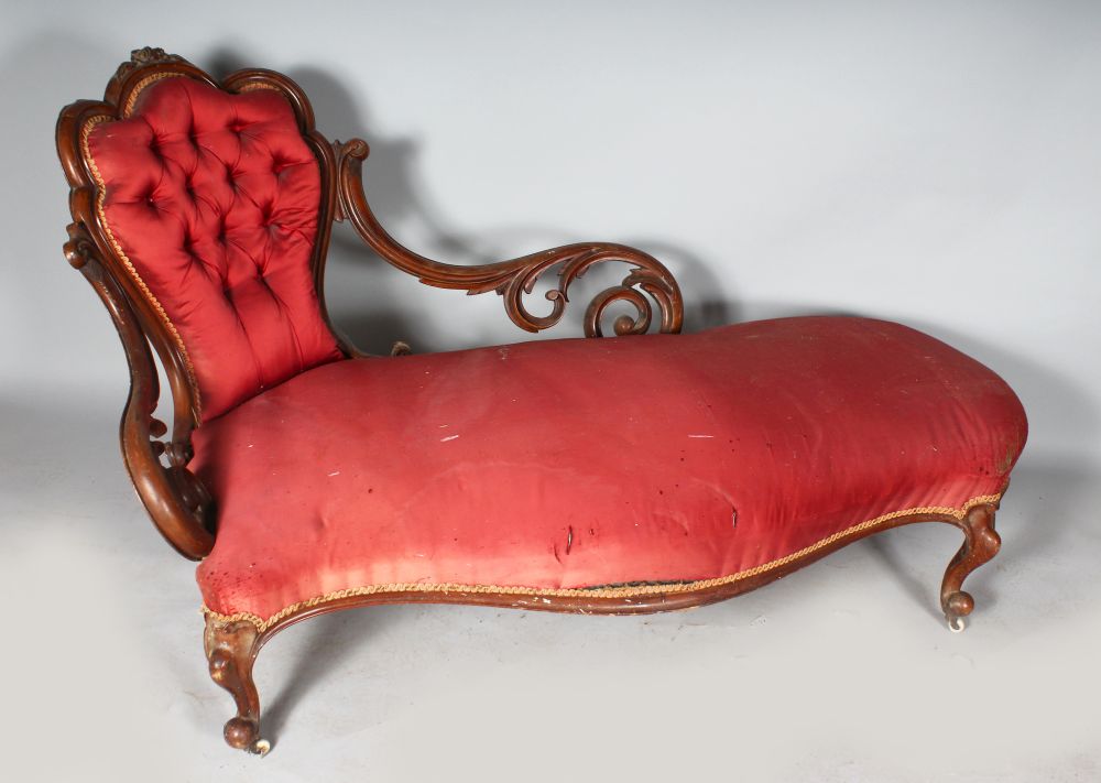 A GOOD VICTORIAN SHAPED BUTTON BACK CHAISE LONGUE, with buttoned and shaped back on cabriole legs