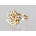 A GOOD 18CT GOLD DIAMOND SET CLUSTER RING.