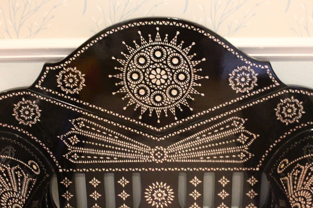 AN EASTERN LACQUER THRONE STYLE CHAIR, with mother-of-pearl inlaid decoration. 3ft 4ins wide x 3ft - Image 3 of 5