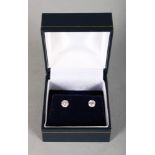 A PAIR OF WHITE GOLD DIAMOND STUD EARRINGS of 1.1CT total weight, Colour J, Clarity Si.