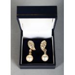 A VERY GOOD PAIR OF 18K GOLD, DIAMOND AND PEARL DROP EARRINGS.