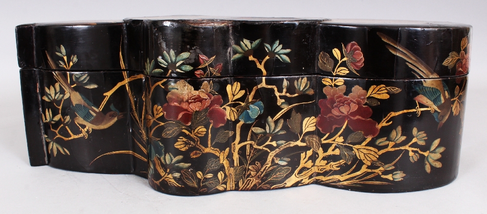 AN UNUSUAL GOOD EARLY 19TH CENTURY SHAPED LACQUER BOX & COVER, the cover well painted with a peach - Image 3 of 6