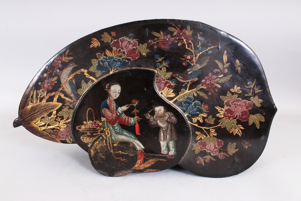 AN UNUSUAL GOOD EARLY 19TH CENTURY SHAPED LACQUER BOX & COVER, the cover well painted with a peach - Image 4 of 6