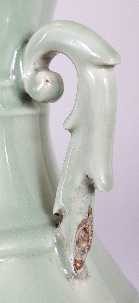 A LARGE 19TH CENTURY CHINESE CELADON PORCELAIN VASE, moulded with double scroll acanthus handles, - Image 3 of 6