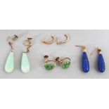 FOUR PAIRS OF CHINESE HARDSTONE & JADE EARRING SETS.