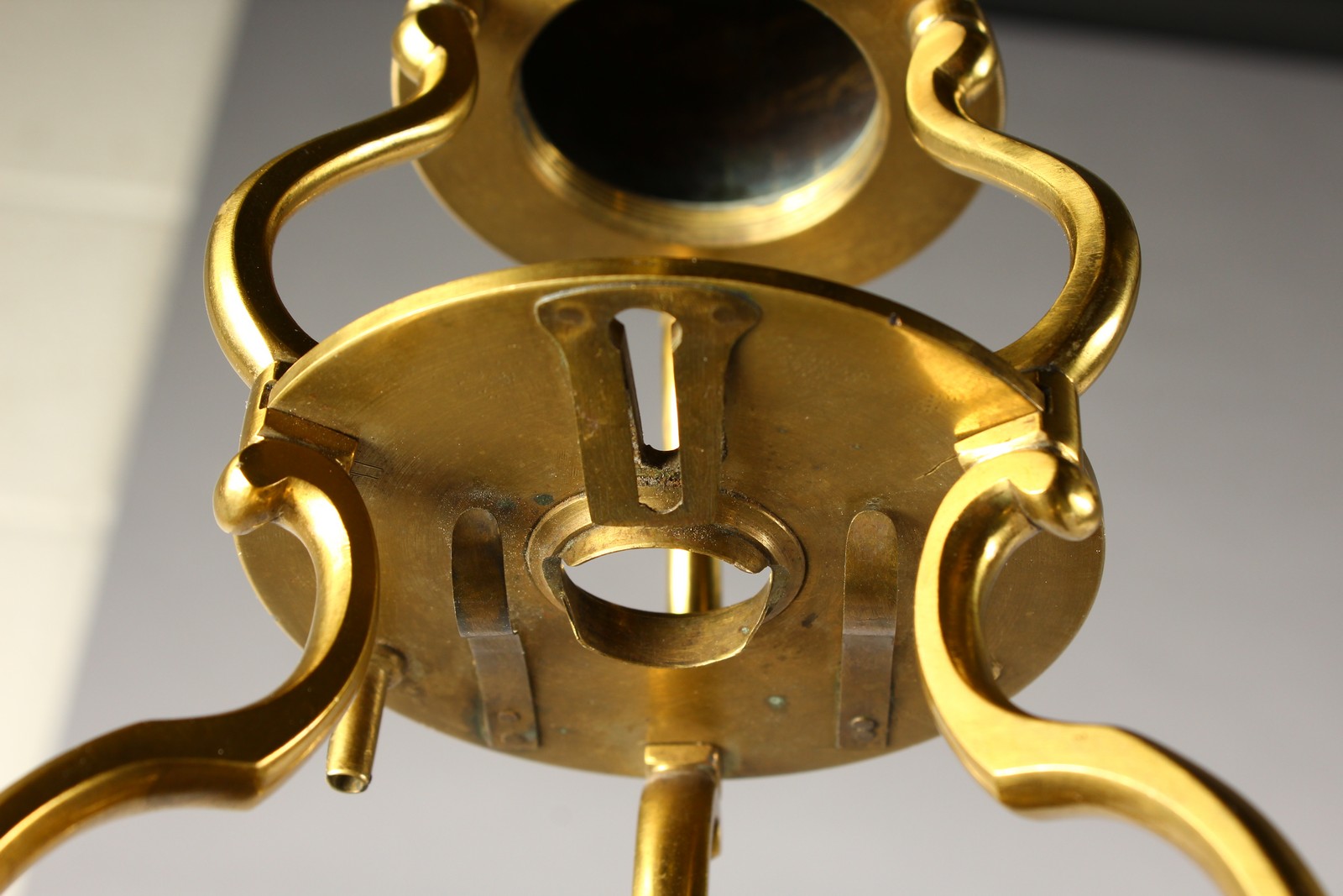 AN 18TH CENTURY BRASS CULPEPER MICROSCOPE by LINCOLN, LONDON, in an oak case, the sliding drawer - Image 9 of 10