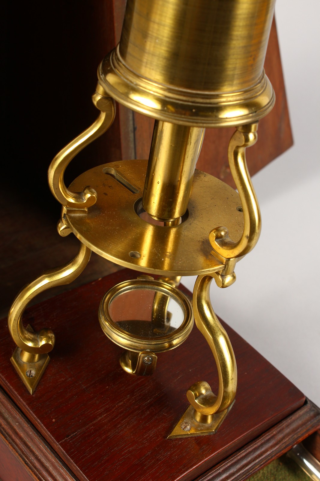 AN 18TH CENTURY BRASS CULPEPER MICROSCOPE by LINCOLN, LONDON, in an oak case, the sliding drawer - Image 3 of 10