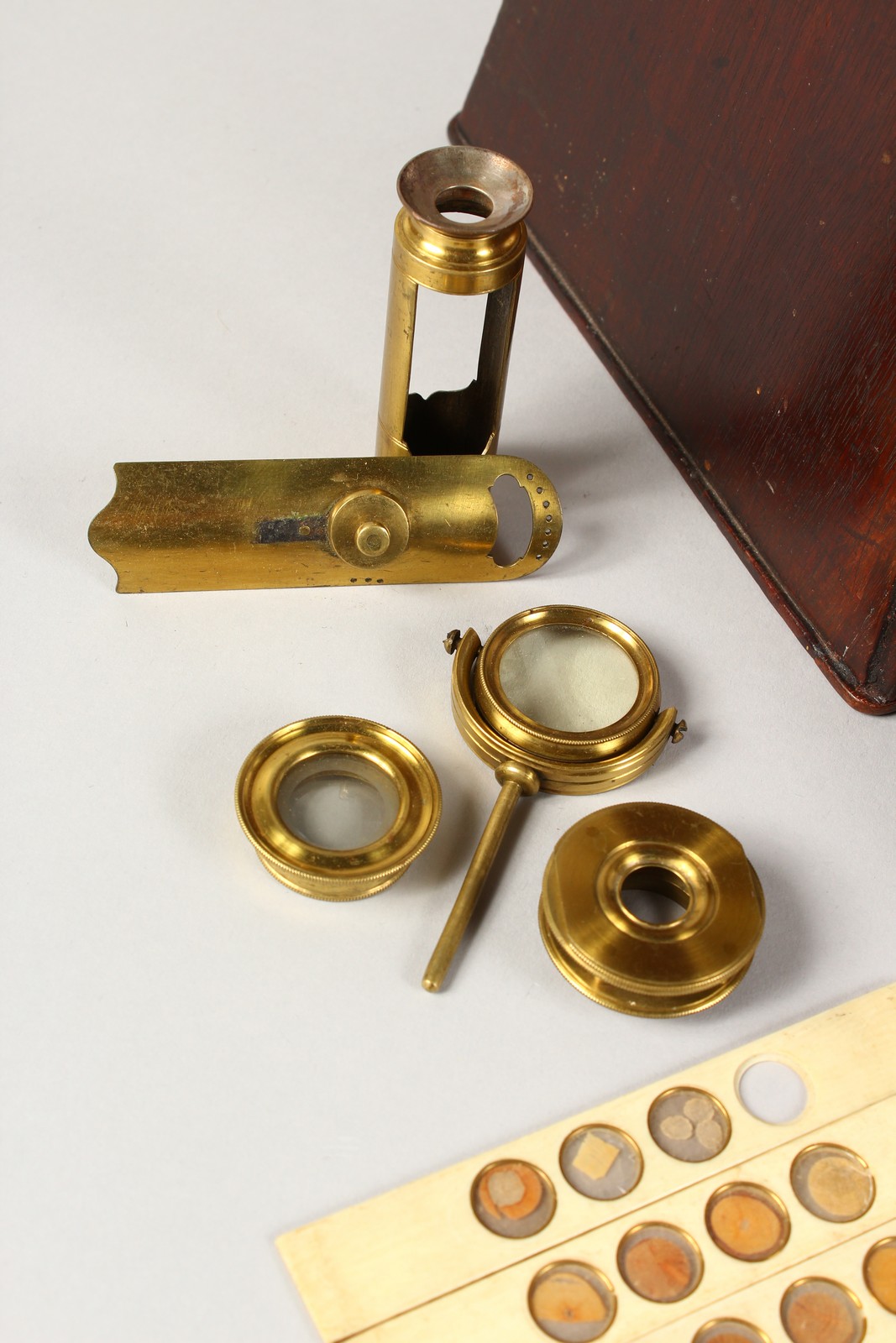AN 18TH CENTURY BRASS CULPEPER MICROSCOPE by LINCOLN, LONDON, in an oak case, the sliding drawer - Image 4 of 10