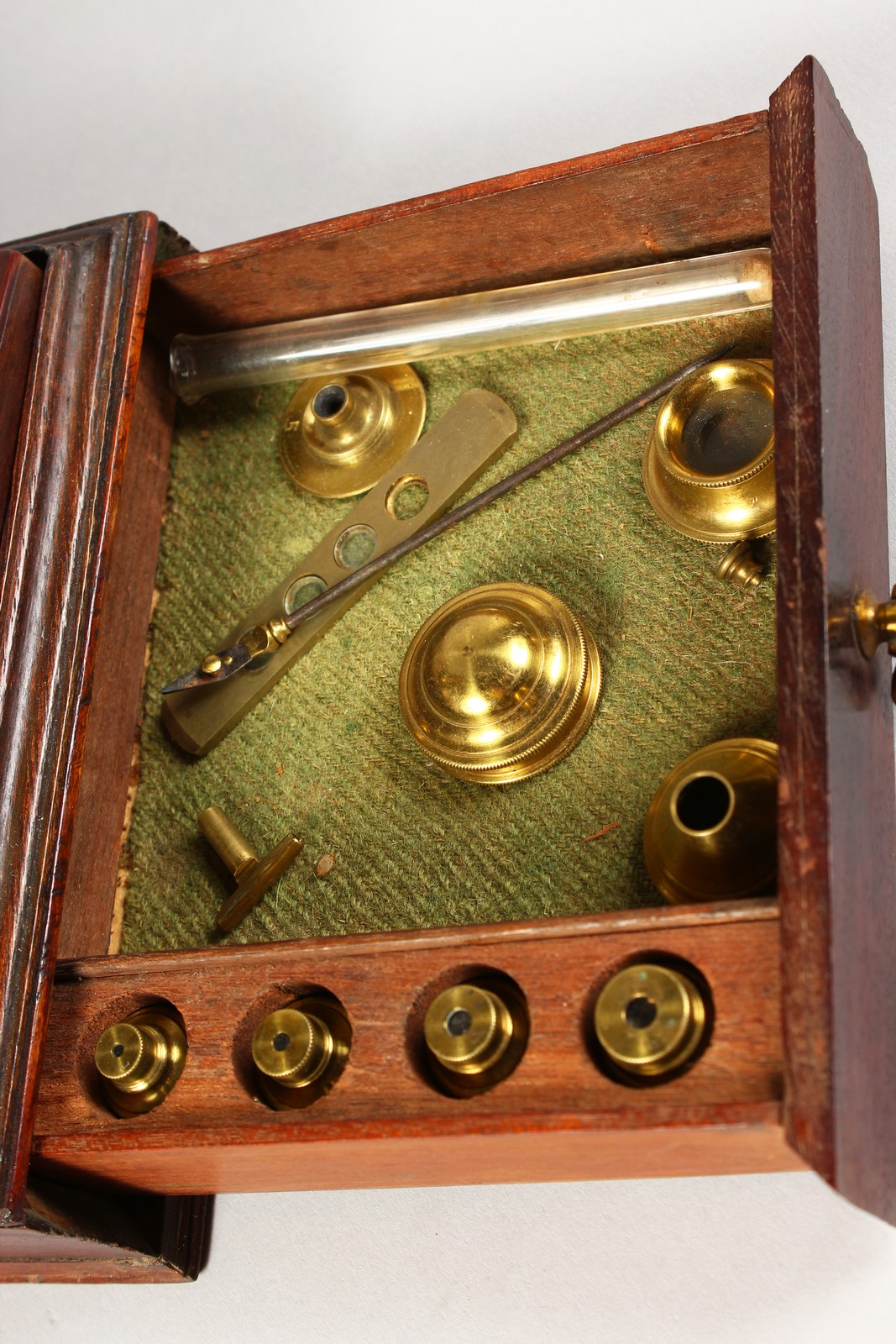 AN 18TH CENTURY BRASS CULPEPER MICROSCOPE by LINCOLN, LONDON, in an oak case, the sliding drawer - Image 6 of 10