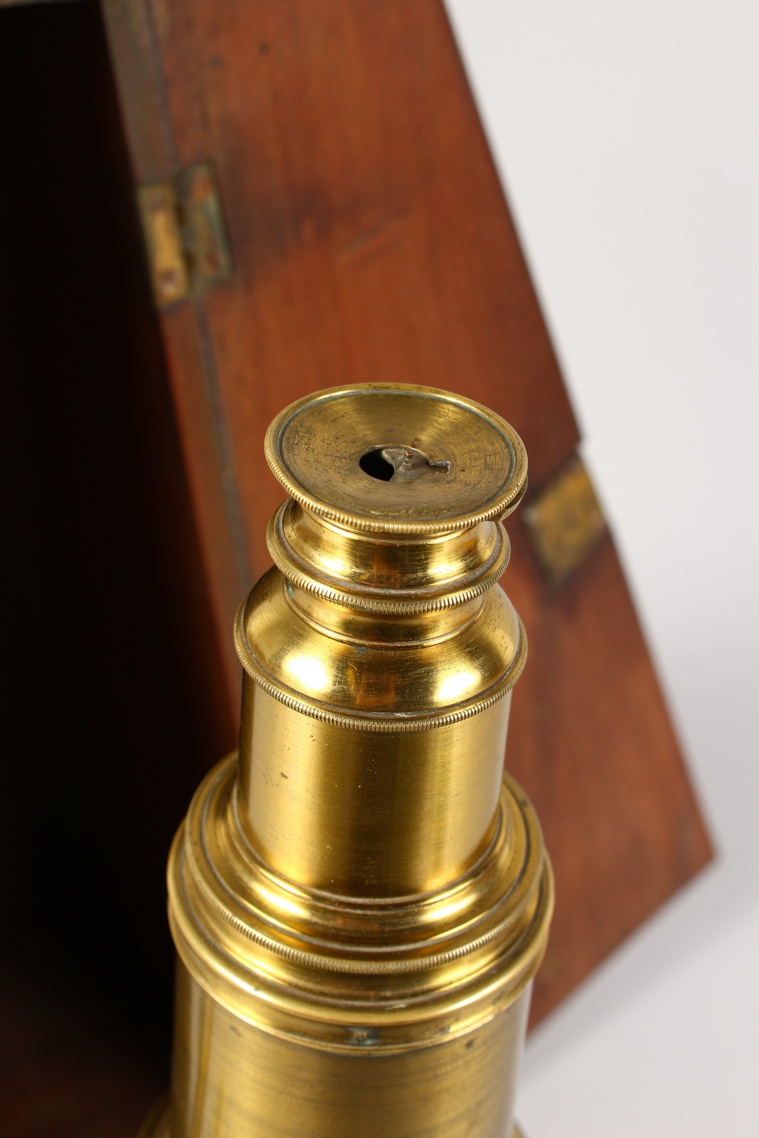 AN 18TH CENTURY BRASS CULPEPER MICROSCOPE by LINCOLN, LONDON, in an oak case, the sliding drawer - Image 2 of 10