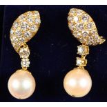 A GOOD PAIR OF 18CT GOLD, DIAMOND AND PEARL DROP EARRINGS.