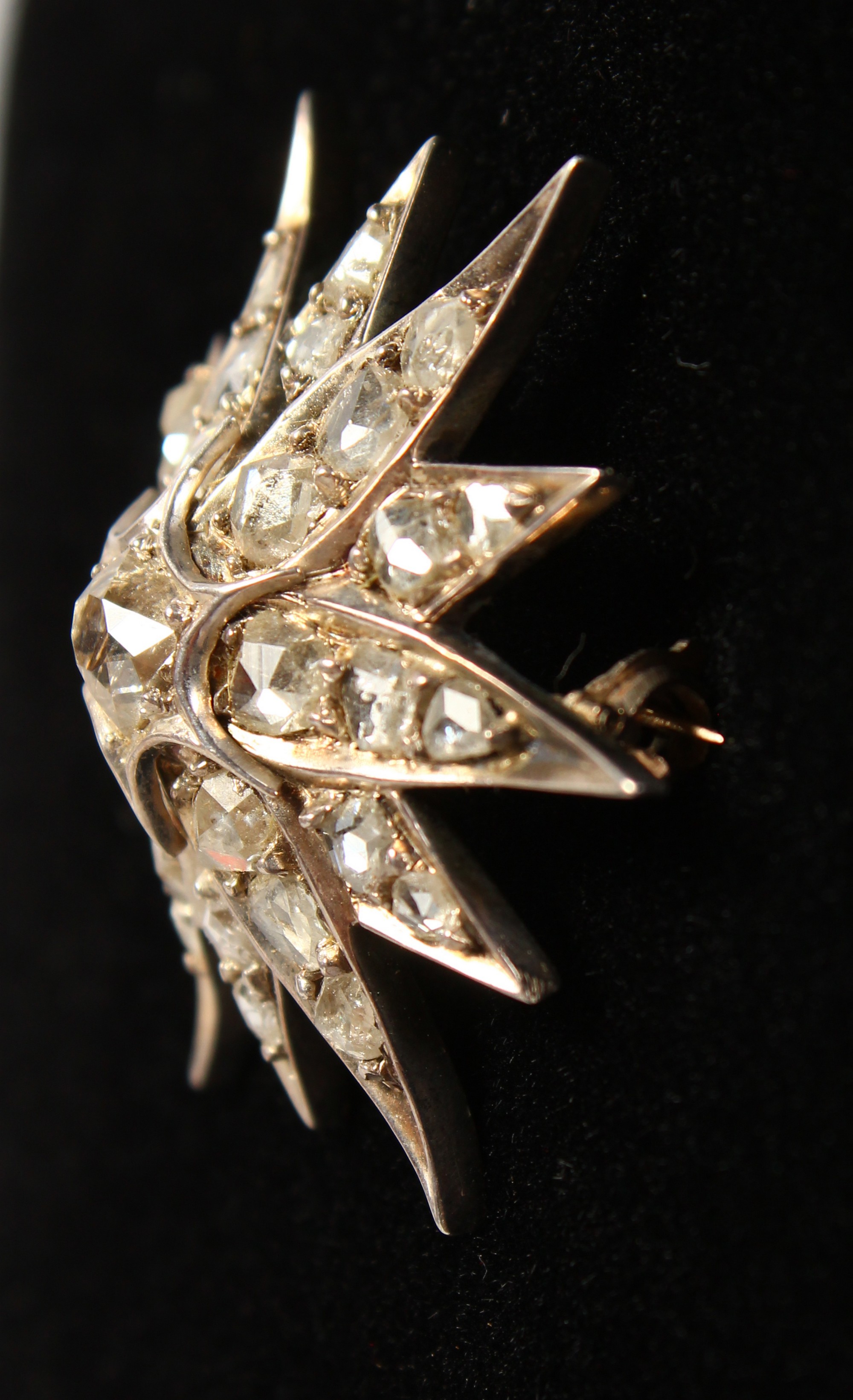 A DIAMOND STAR BROOCH. - Image 2 of 4