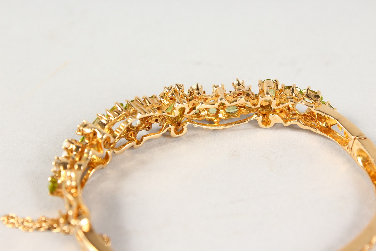 A LOVELY PERIDOT AND OPAL GOLD BRACELET. - Image 4 of 6