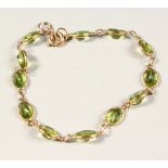 A GOLD PERIDOT SET BRACELET.