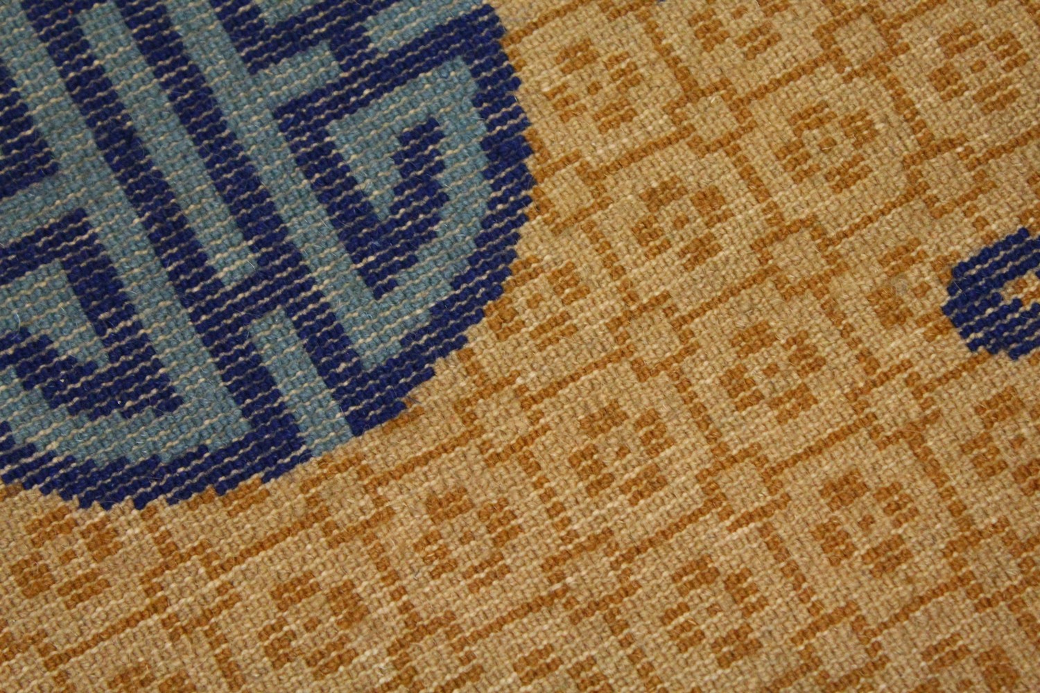 A CHINESE CARPET, with blue border and eight blue medallions. 8ft 2ins x 5ft. - Image 4 of 5