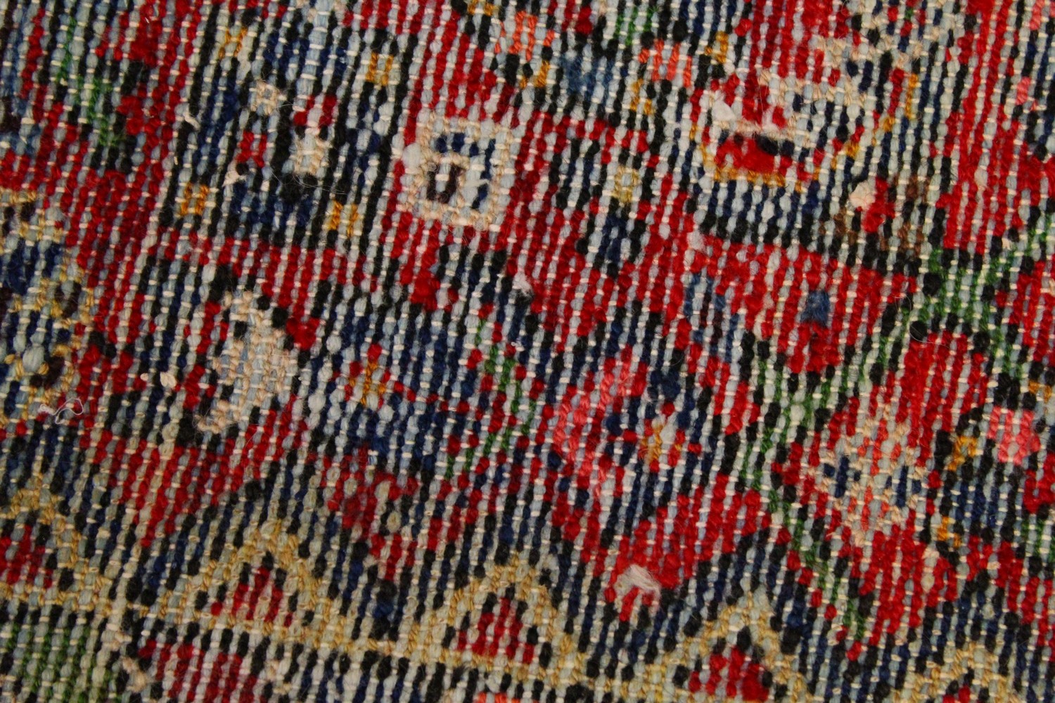 A PERSIAN CARPET, with an all-over design of motifs on a red ground. 9ft 9ins x 7ft. - Image 6 of 6