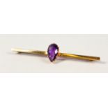 A 9CT GOLD AMETHYST BAR BROOCH.