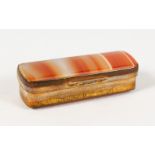 AN AGATE SNUFF BOX. 2.25ins.