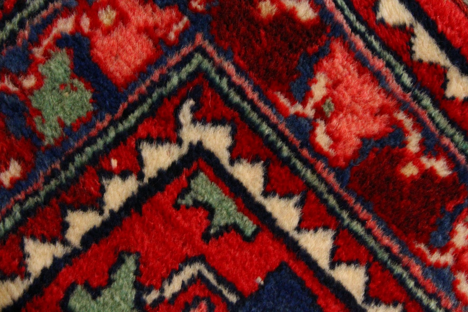 A PERSIAN RUG, with red and blue design. 6ft 8ins x 3ft 4ins. - Image 5 of 6