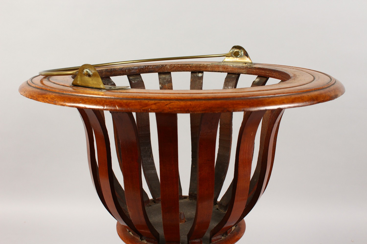 A GOOD DUTCH TWO-COLOUR WOODEN CIRCULAR BUCKET, with brass liner and handle. - Image 4 of 4