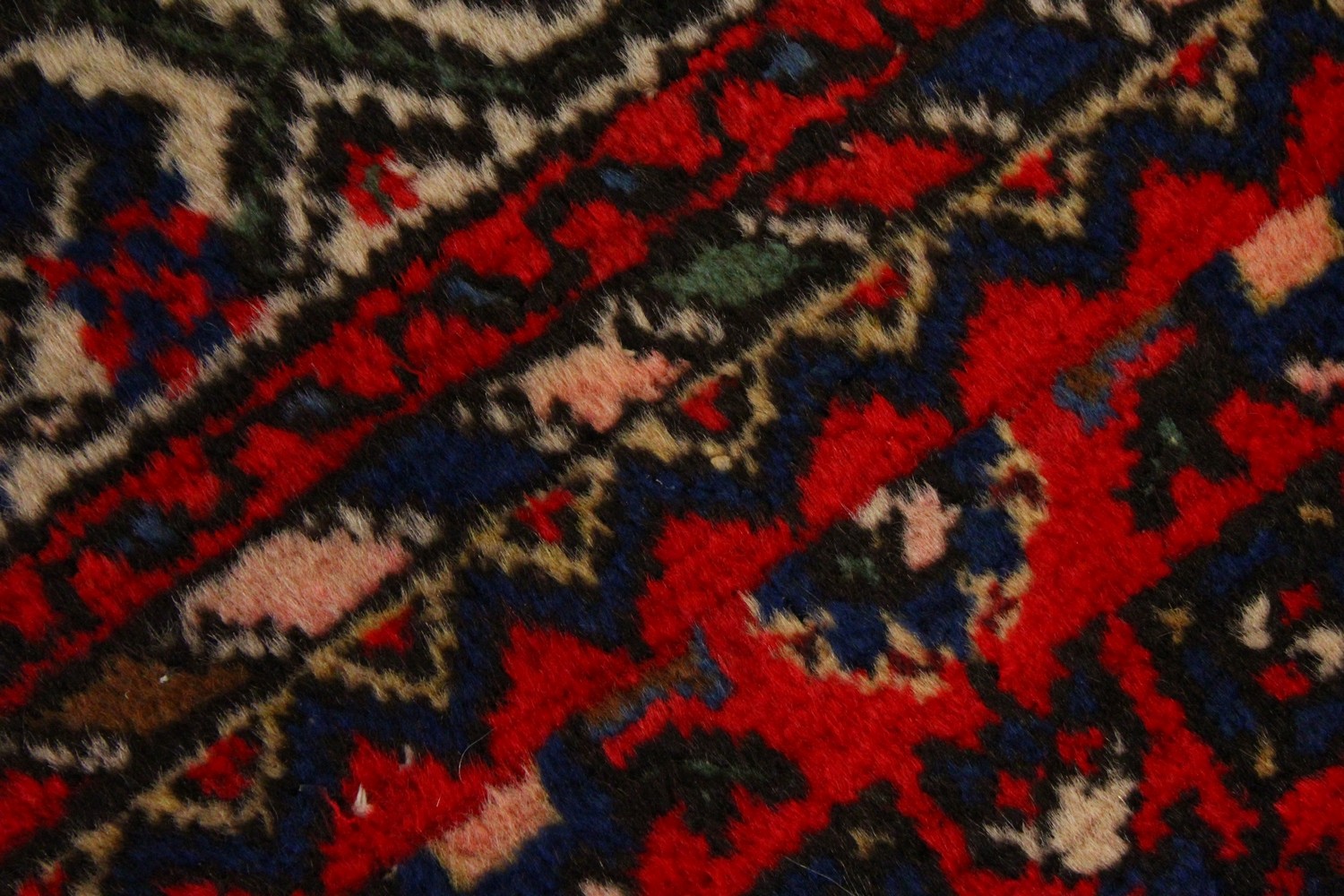 A PERSIAN CARPET, with an all-over design of motifs on a red ground. 9ft 9ins x 7ft. - Image 3 of 6