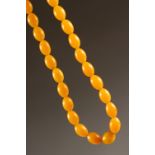 AN AMBER BEAD NECKLACE.