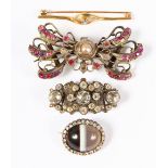 AN 18CT GOLD DIAMOND SET BAR BROOCH and THREE BROOCHES (4).